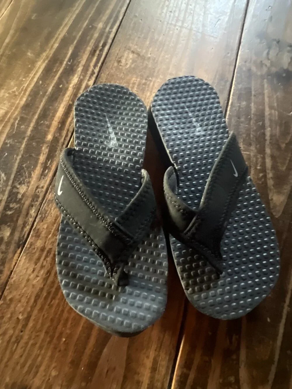 Boy size 11 Nike Flip Flops - Picture 1 of 4